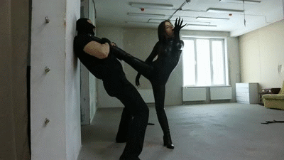 Catwoman Naomi sneaks for a bandit Catwoman Naomi sneaks for a bandit